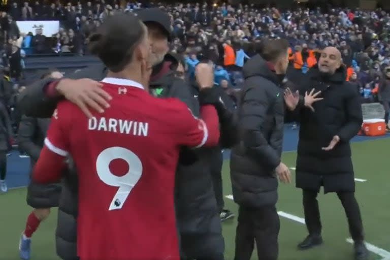 Darwin Núñez es frenado por Jurgen Klopp mientras increpa a Pep Guardiola; final caliente en Manchester City-Liverpool