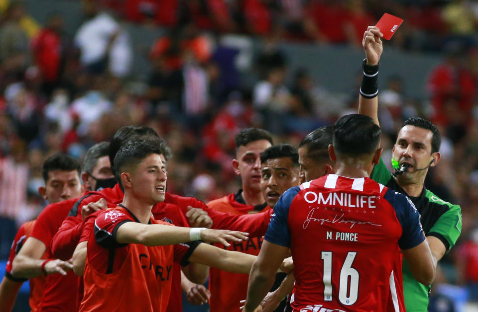 Miguel Ponce fue expulsado en varias ocasiones cuando defendió los colores de Chivas. Una de las más recordadas fue en un Clásico Tapatío cuando su equipo enfrentó a Atlas (Foto: Alfredo Moya/Jam Media/Getty Images)