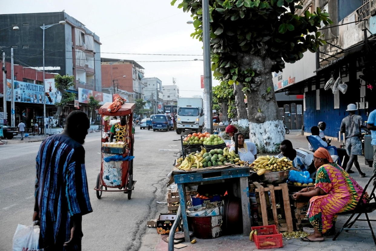 Une rue de la commune de Treichville, district autonome d’Abidjan.  - Credit:Hadrien Degiorgi