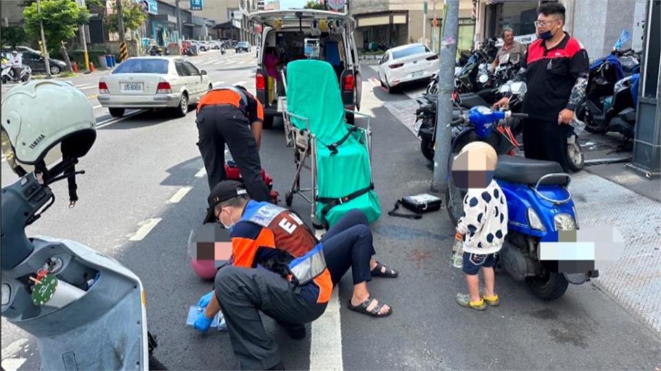 即刻救援！　孕婦載男童連人帶車倒臥警機車前