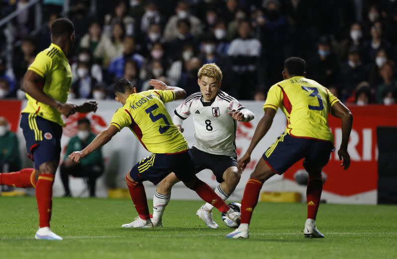 El mediocampista colombiano Kevin Castaño disputa el balón con el japonés Ritsu Doan en un partido amistoso internacional contra Japón en el estadio Yodoko Sakura de Osaka