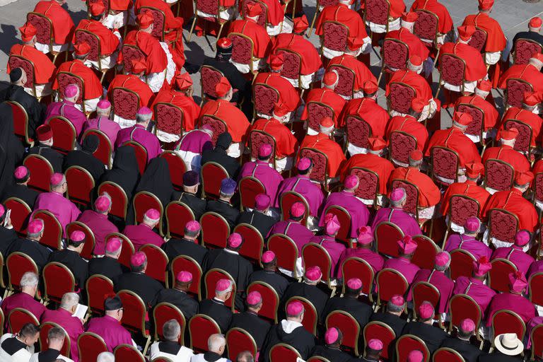 Cardenales, máximo dirigente y obispos asisten al consistorio en la Plaza de San Pedro 