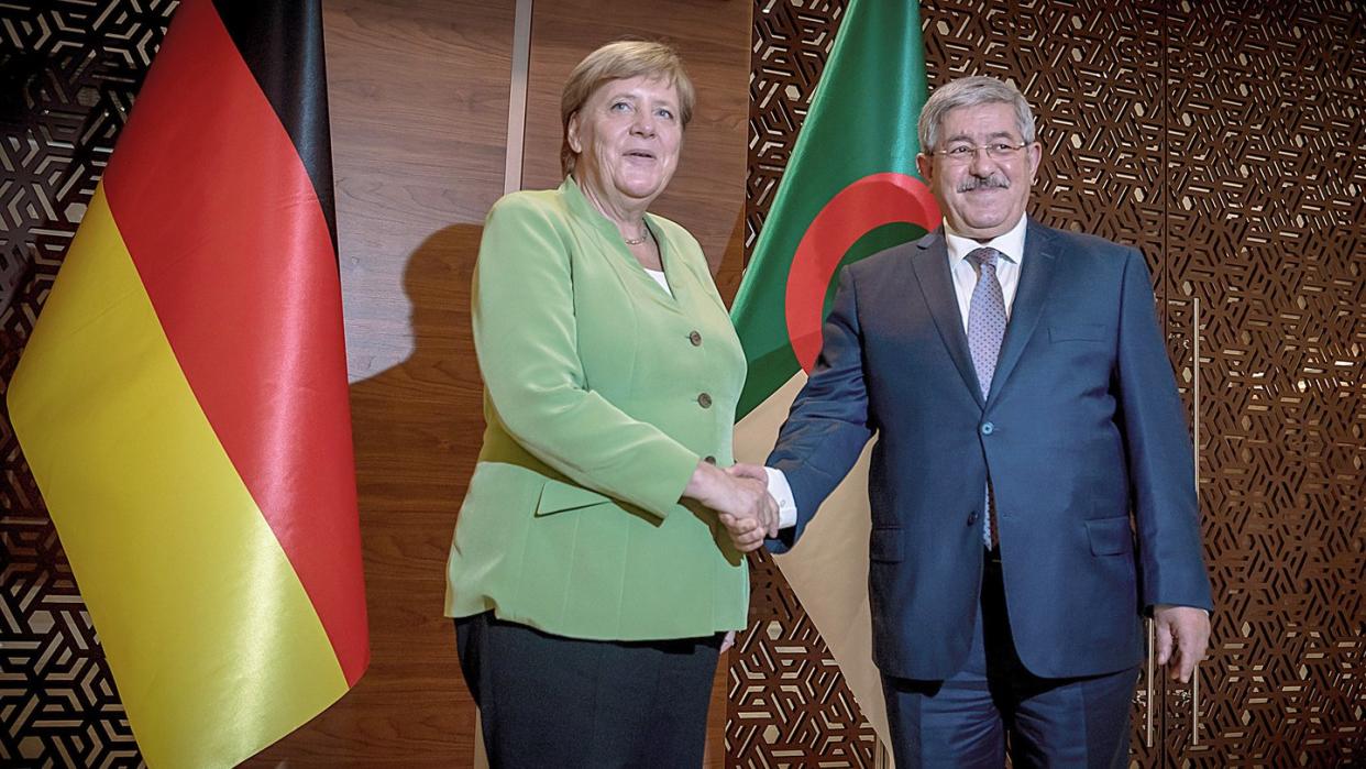 Bei einem Treffen mit dem algerischen Premierminister Ahmed Ouyahia lobt Kanzlerin Angela Merkel die gute Zusammenarbeit beider Länder bei der Rückführung abgelehnter Asylbewerber. Foto: Michael Kappeler