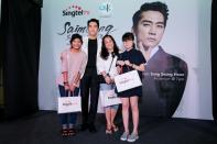 <p>Three lucky fans not only have the chance to play games with Song Seung-heon on stage, they also receive prizes from him. (Photo: Singtel) </p>