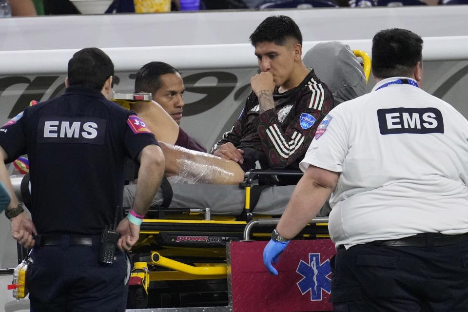 Edson Alvarez en el momento en que lo sacan del campo en el partido contra Jamaica  (AP Photo/David J. Phillip)