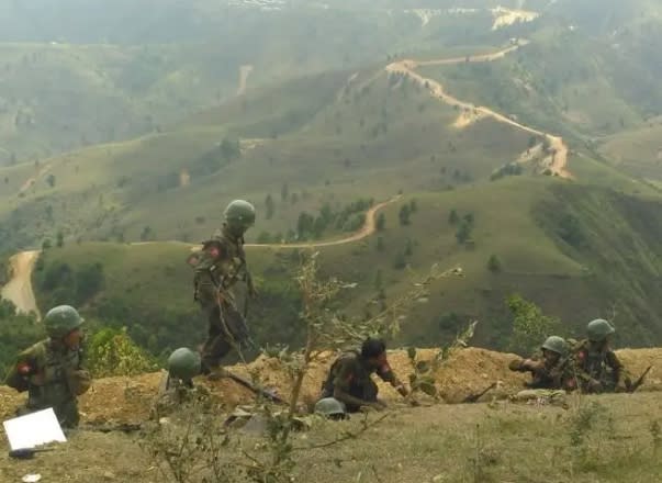 緬軍與反叛軍交戰激烈，雙方互搶制高點。   圖 : 翻攝自雷姐的機械空間