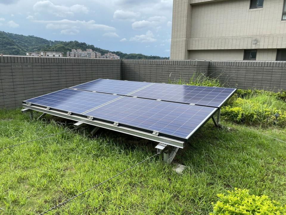 將捷家和社區以屋頂綠化降低室內溫度，加上太陽能板發電，節省夏季電費。   圖：新北市環保局提供