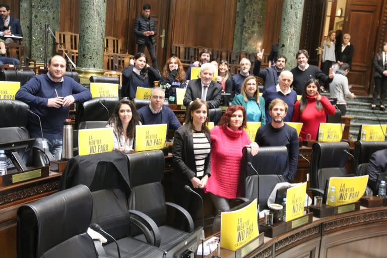 "La mentira no para", los carteles del Frente de Todos para Larreta en la sesión especial