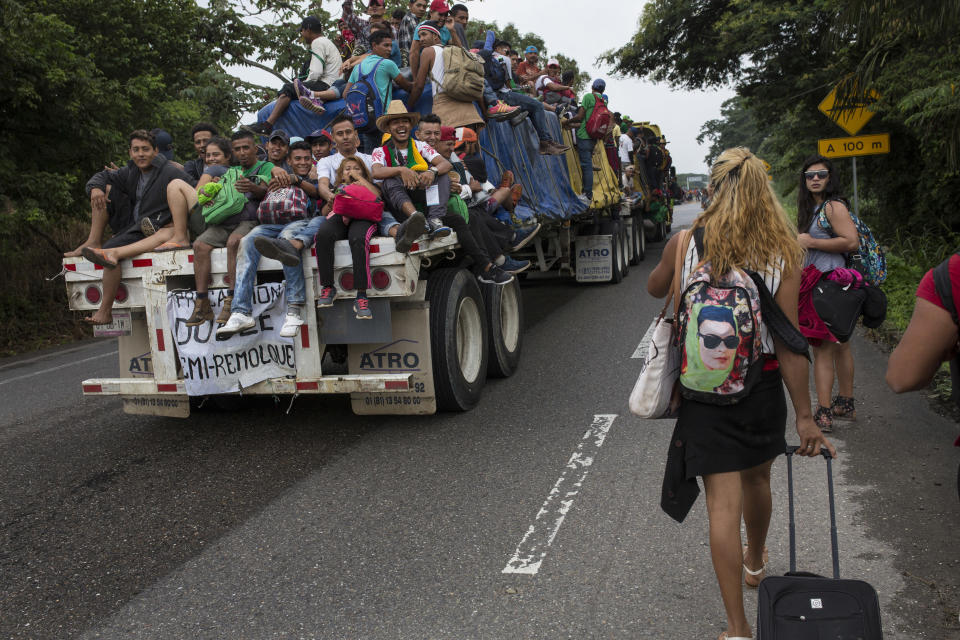 En esta foto del 2 de noviembre de 2018, los migrantes centroamericanos que viajan en un camión se burlan de un grupo de transexuales que también forman parte de la caravana que espera llegar a la frontera de Estados Unidos camino a Donají, México. (AP Foto / Rodrigo Abd)