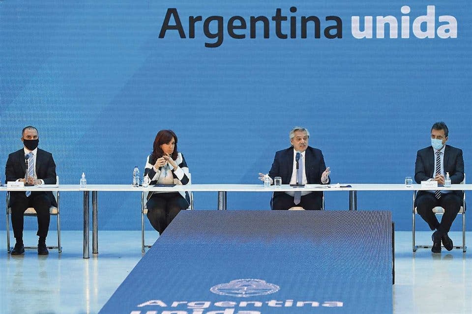 El presidente Fernández, junto a la vicepresidenta, Cristina Fernández, el jefe de la Cámara de Diputados, Sergio Massa y el ministro de Economía, Martín Guzmán, al anunciar los resultados del canje