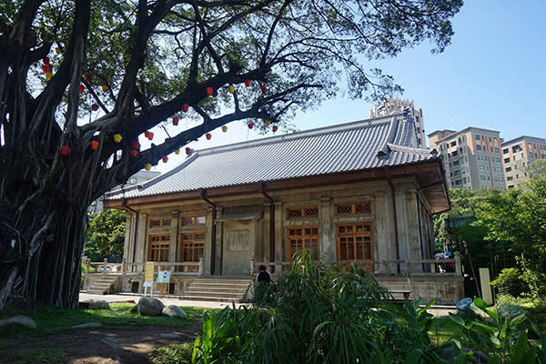 台中刑務所演武場興建於1937年，為司獄官、警察日常練武的武道館舍，歷史原貌保存完整，演武場中央後側設有神龕，面對神龕左側是柔道場、右側則為劍道場 (圖片來源／台中刑務所演武場)