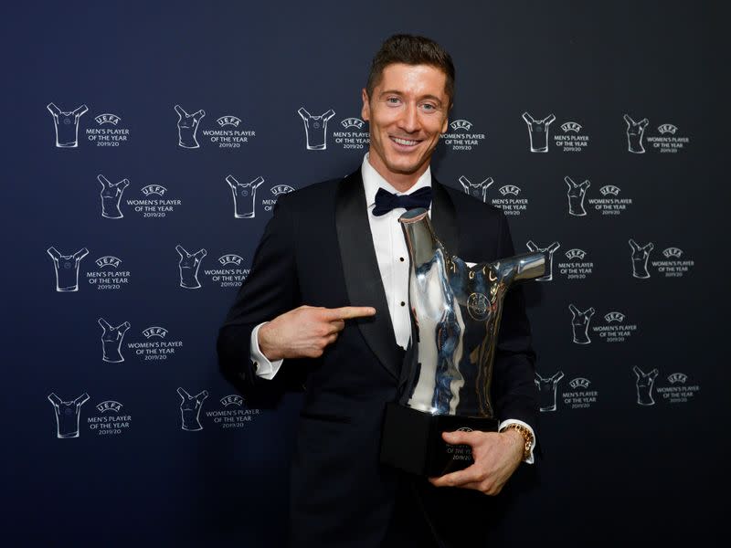 El delantero polaco del Bayern Munich Robert Lewandowski tras recibir el premio al Futbolista del Año de la UEFA, en Ginebra, Suiza