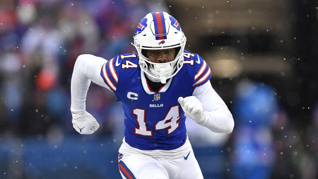 Buffalo Bills wide receiver Stefon Diggs warms up before an NFL football  game against the Atlanta Falcons Sunday, Jan. 2, 2022, in Orchard Park,  N.Y. (AP Photo/Joshua Bessex Stock Photo - Alamy