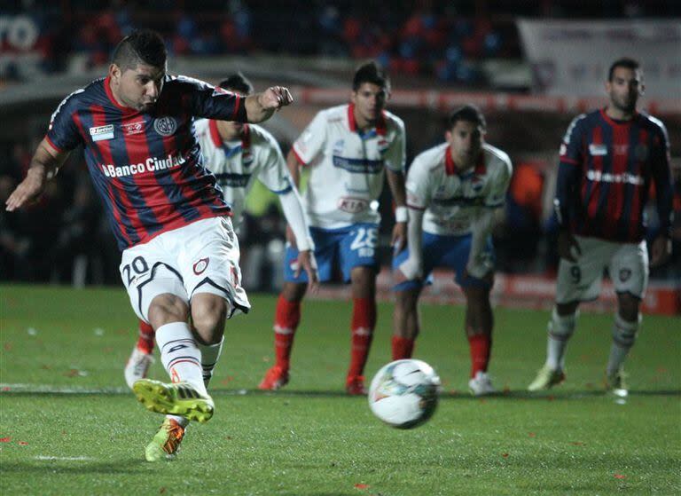 Néstor Ortigoza ejecuta el penal que significará el triunfo y el título de San Lorenzo en la Copa Libertadores 2014; diez años después la jugará otra vez con el Ciclón, pero desde el rol de dirigente