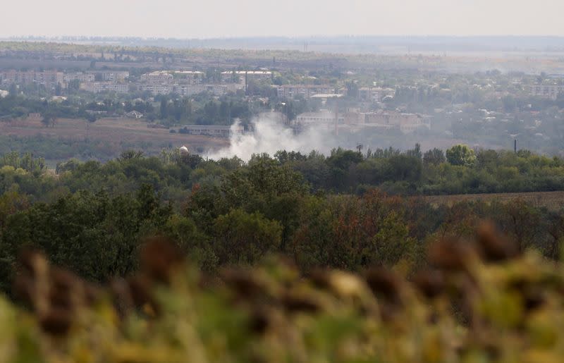 El humo se eleva tras un reciente bombardeo ruso en Bakhmut, en el este de Ucrania