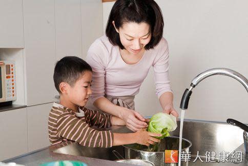 蔬菜、水果，有些表皮上殘留農藥，吃進肚子裡會造成人體危害。