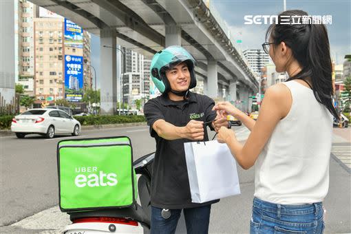 Uber Eats 將針對醫護專業人員、餐廳業者、合作外送夥伴及平台用戶，推動一系列支援計劃，與台灣社會一同渡過艱困時期！（圖／Uber Eats提供）