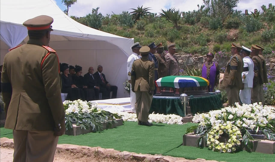 Military personnel stand beside the coffin of former South African President Nelson Mandela at his burial site in his ancestral village of Qunu in the Eastern Cape province, 900 km (559 miles) south of Johannesburg, in this still image taken from December 15, 2013 video courtesy of the South Africa Broadcasting Corporation (SABC). REUTERS/SABC via Reuters TV (SOUTH AFRICA - Tags: POLITICS OBITUARY) ATTENTION EDITORS - FOR EDITORIAL USE ONLY. NOT FOR SALE FOR MARKETING OR ADVERTISING CAMPAIGNS. NO SALES. NO ARCHIVES. SOUTH AFRICA OUT. NO COMMERCIAL OR EDITORIAL SALES IN SOUTH AFRICA. THIS PICTURE WAS PROCESSED BY REUTERS TO ENHANCE QUALITY
