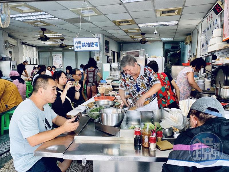 深受在地人喜愛的台南「永記虱目魚丸」傳暫歇3個月，老客人急忙排隊搶吃。