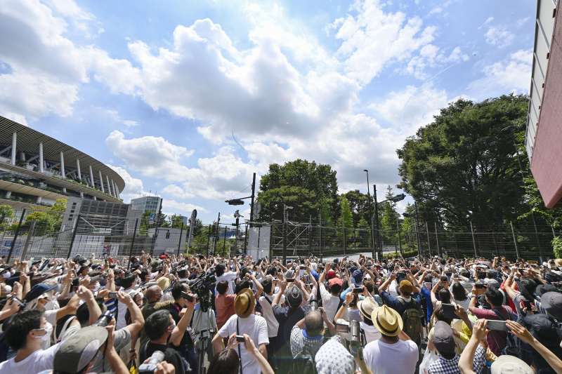 23日，日本東京奧運開幕前幾個小時，至少有2000人聚集在國立競技場附近的公園，觀看日本航空自衛隊的特技表演。（AP）