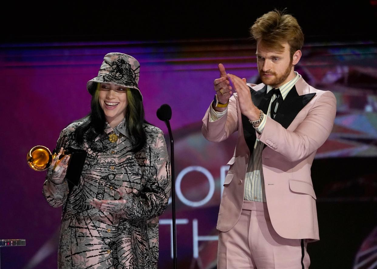 Billie Eilish y su hermano / productor FINNEAS ganaron el récord del año por segundo año consecutivo. (Chris Pizzello/Invision/AP)