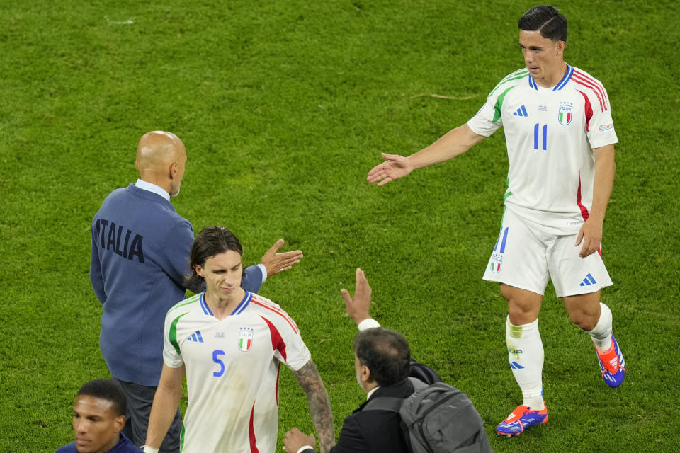 Italy's head coach Luciano Spalletti shakes hands with Italy's Giacomo Raspadori after a Group B match between Spain and Italy at the Euro 2024 soccer tournament in Gelsenkirchen, Germany, Thursday, June 20, 2024. (AP Photo/Andreea Alexandru)