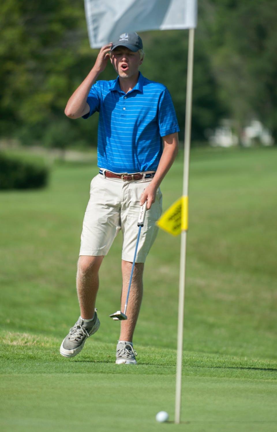 Drew Todd reacciona después de que su putt rebota en el pin del noveno green durante el torneo City Golf en el campo de golf Cascades en Bloomington, Indiana, el domingo 16 de julio de 2017.