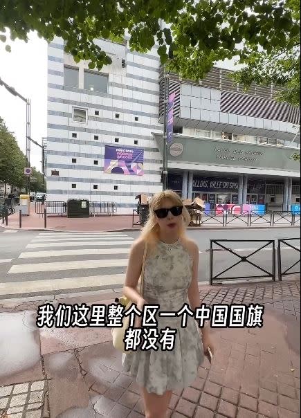 外籍女子表示，這裡整個區一個中國國旗都沒有。（圖／翻攝自微博）