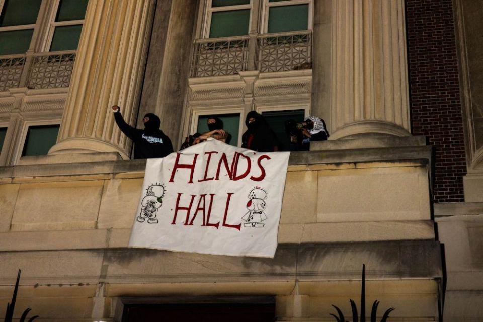 Manifestantes colocan un cartel que dice "Hind's Hall", que significa "Sala de Hind", en honor a la niña Hind Rajab, muerta en Gaza.