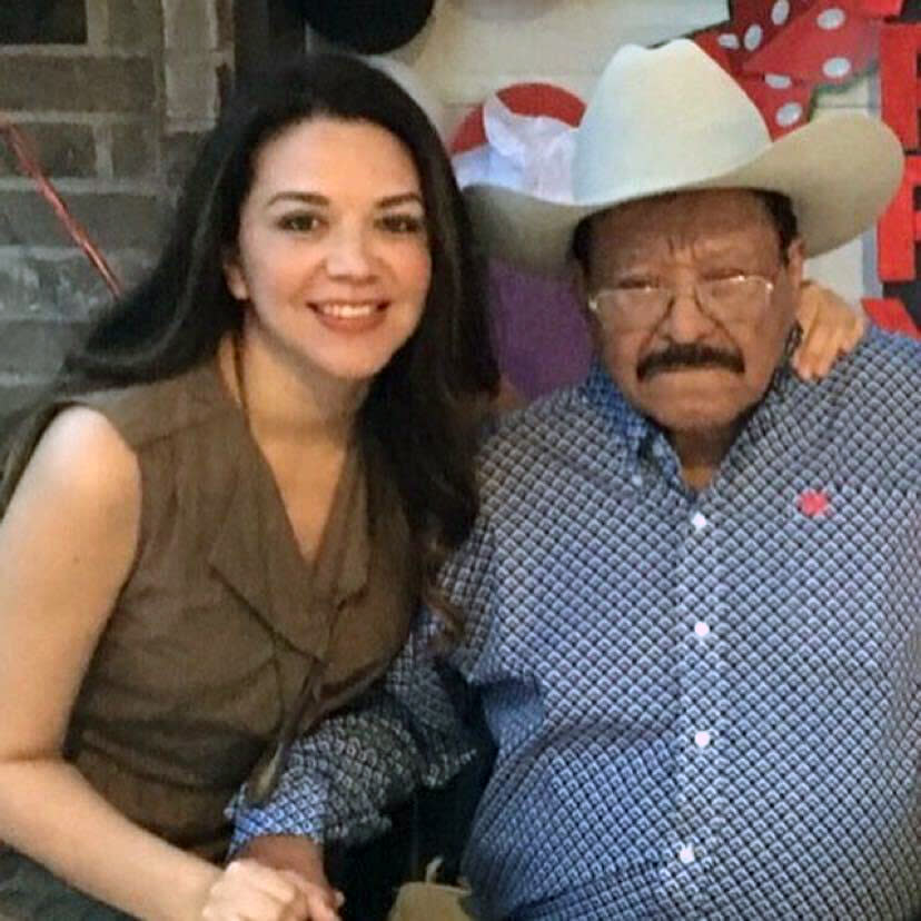 Una foto sin fecha muestra a Cris Flores junto a su abuelo, Ramón Contreras, quien murió a causa del COVID-19. Al momento del funeral de Contreras, casi 20 familiares habían sido infectados. (via The New York Times)