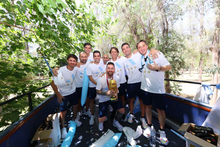 Lionel Messi y el cuerpo técnico del seleccionado argentino liderado por Lionel Scaloni