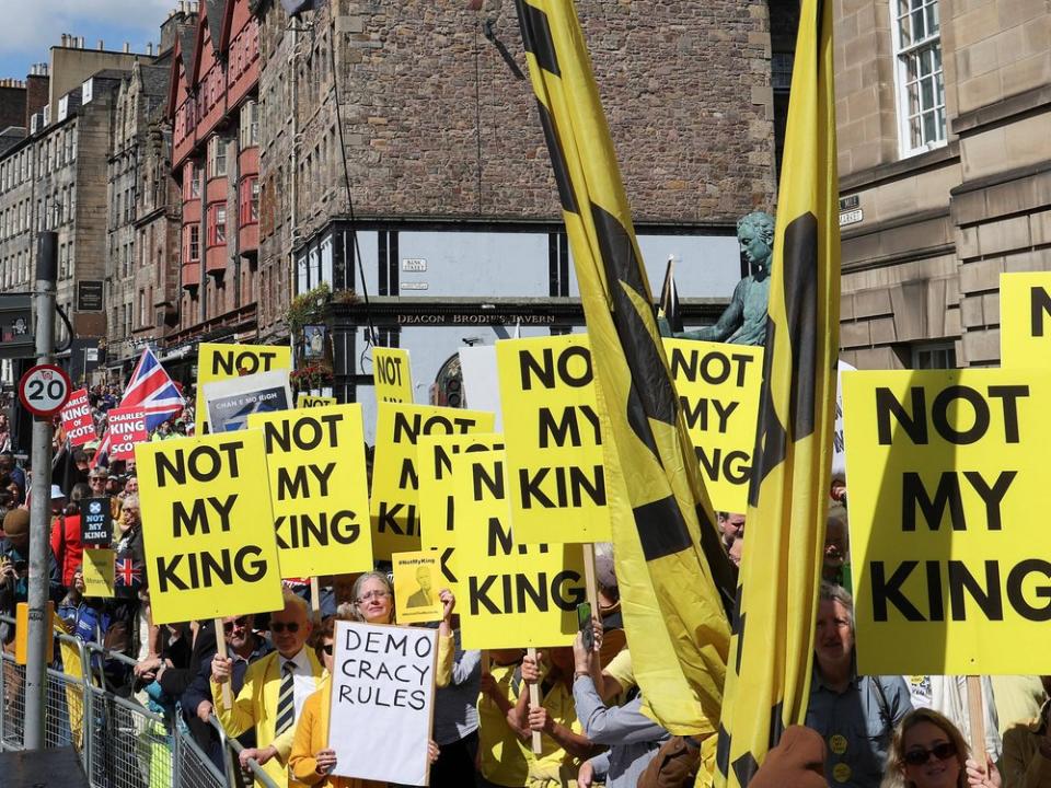 In Edinburgh haben sich im Rahmen eines Gottesdienstes, bei dem König Charles III. erneut gekrönt wurde, auch zahlreiche Monarchiegegner eingefunden. (Bild: imago images/Avalon.red)