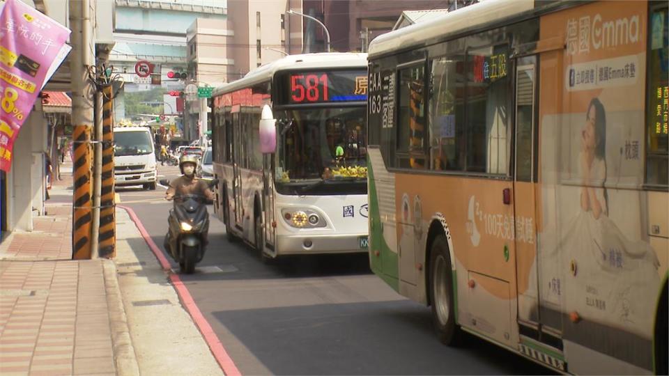 獨家！行車糾紛理智斷線 轎車攔公車怒嗆六字髒話