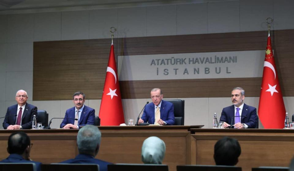 El presidente de Turquía (centro), Recep Tayyip Erdogan, durante una rueda de prensa este lunes 10 de julio. Fuente: Prensa Presidencia de Turquía.