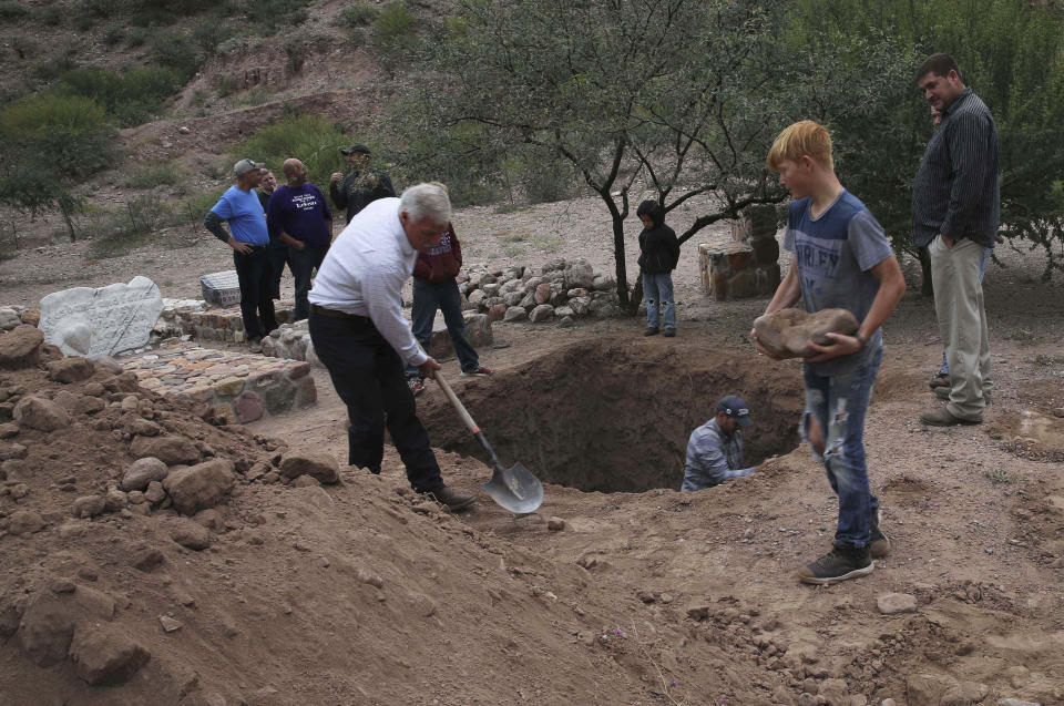 Unos hombres cavan una tumba para las tres mujeres y seis niños que esta semana fueron asesinados por sicarios de un cártel de las drogas, el jueves 7 de noviembre de 2019 en La Mora, en el estado de Sonora, México. (AP Foto/Marco Ugarte)