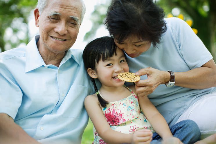 Los abuelos podrían ser una causa de obesidad infantil. Floresco Productions / Getty Images.