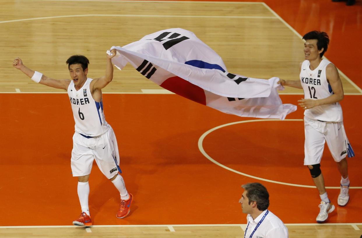 Jugadores de baloncesto de la selección de Corea del Sur. (AP Photo/Kin Cheung)