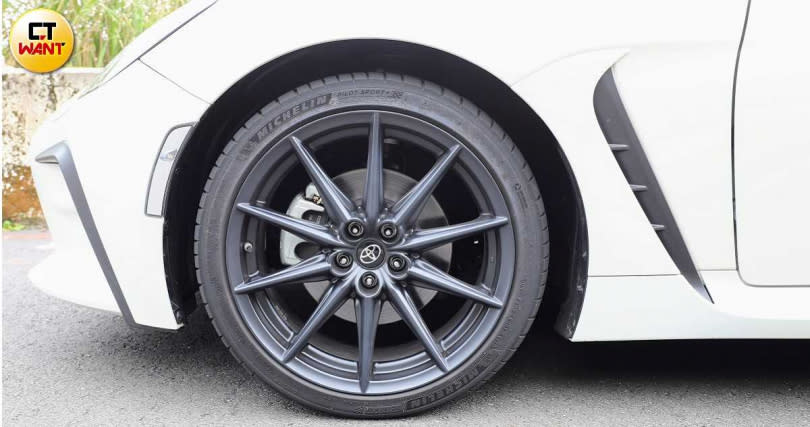 腳下踩著215/40 R18的霧黑鋁圈，並配備了Michelin PS4 胎皮。(圖/方萬民攝)