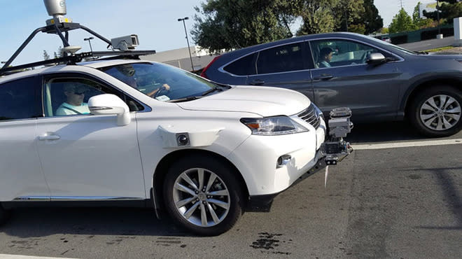 Uno de los Lexus de la flota de prueba de Apple por Cupertino – vía <a href="https://appleinsider.com/articles/18/01/25/apple-now-has-27-self-driving-lexus-cars-on-the-road-in-california" rel="nofollow noopener" target="_blank" data-ylk="slk:AppleInsider;elm:context_link;itc:0;sec:content-canvas" class="link ">AppleInsider</a>