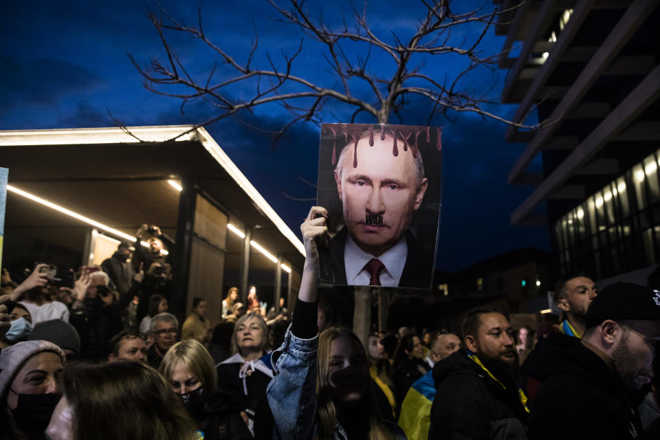 以色列日前（2月26日） 有大型反戰示威，有人自製抗議普京的海報。(Photo by Amir Levy/Getty Images)
