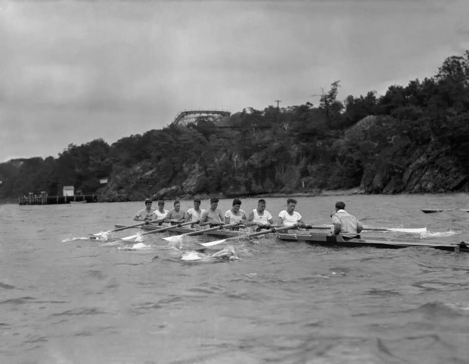 Das Bild zeigt das echte Ruderteam der University of Washington, das in „The Boys in the Boat“ porträtiert wird. (Bettmann-Archiv)