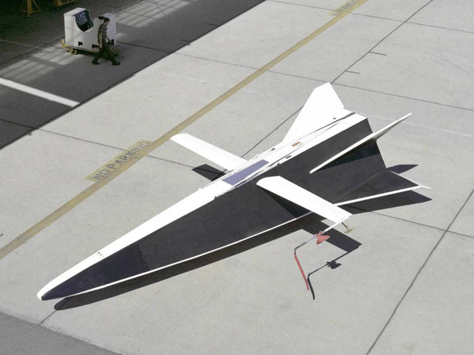 Dieses ferngesteuerte Fluggerät stammt nicht etwa aus einem Science-Fiction-Film, der sogenannte NASA Hyper III ist ein Experimentalflugzeug und gehörte einer Versuchsreihe an, in denen Flugzeuge mit kurzen oder ganz ohne Flügel in die Luft steigen sollten. (Bild-Copyright: NASA)