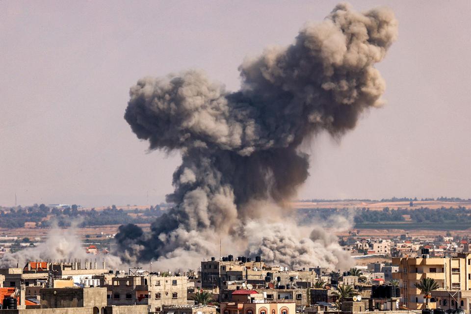 Bombardeo en Gaza del 19 de octubre, que los jóvenes de la franja están retransmitiendo desde sus redes sociales (Photo by SAID KHATIB/AFP via Getty Images)