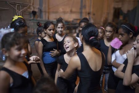 Children listen to instructions during a training session at a circus school in Havana, September 25, 2014. REUTERS/Alexandre Meneghini