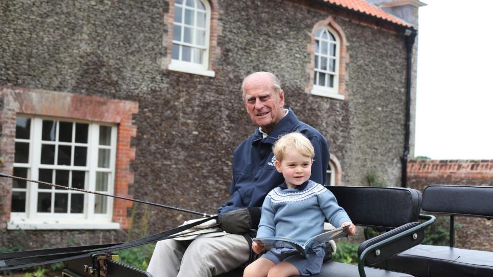 Für seinen Sohn Andrew war der verstorbene Prinz Philip der «Großvater der Nation» (im Bild mit Urenkel George). Mancher Brite scheint das ein bisschen anders zu sehen.