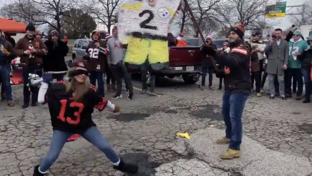 Browns fans hit a Mason Rudolph piñata before the game - Los