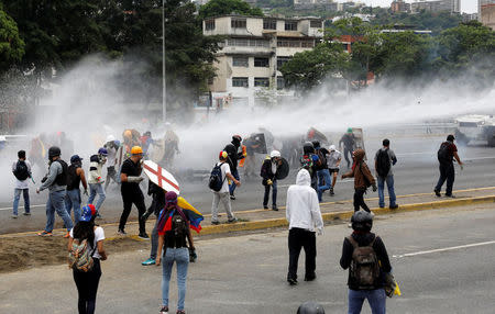 Opposition supporters clash with riot police during a rally against President Nicolas Maduro in Caracas, Venezuela May 3, 2017. REUTERS/Carlos Garcia Rawlins