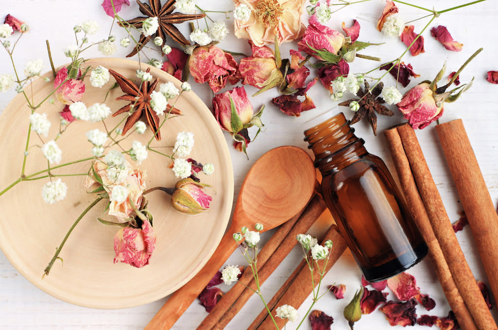 L'huile de rose musquée est l'allié beauté indispensable à avoir dans sa salle de bain. (Photo : Getty Images)