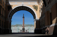 Agentes de policía vigilan la Plaza del Palacio de San Petersburgo (Rusia) el 31 de marzo. (Foto: Anton Vaganov / Reuters).