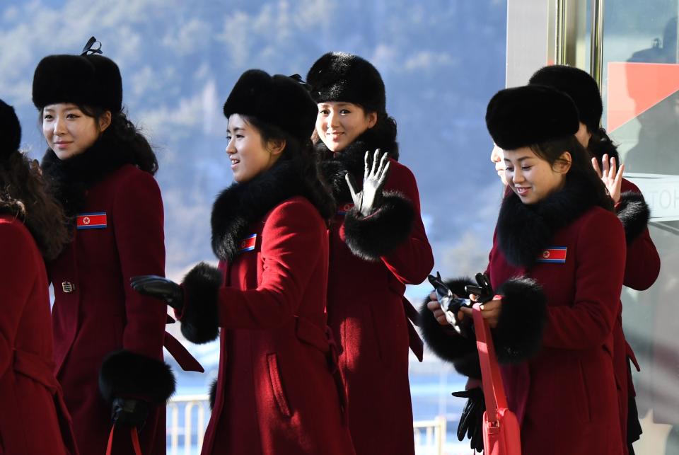 <p>Aquí un nutrido grupo de estas animadoras buscando su asiento en el Estadio Inje, que es una pista de pruebas de velocidad y hotel al mismo tiempo, al norte de la ciudad de Pyeongchang. </p>